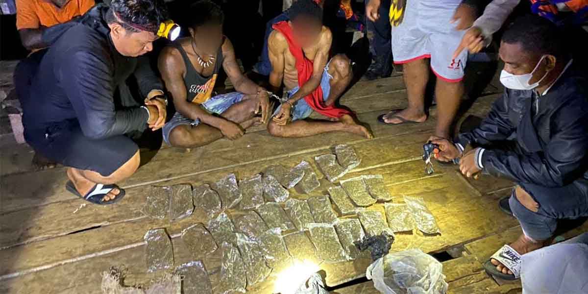 SYA dan warga negara asal PNG berinisial LB yang ditangkap polisi di Jayapura atas kepemilikan paket diduga ganja. Foto: Polresta Jayapura